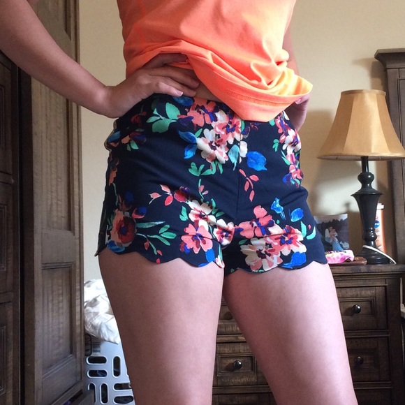 Floral Scalloped Shorts - Picture 3 of 4